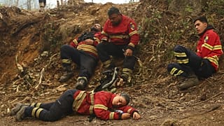 Bombeiros exaustos após combates a incêndios
