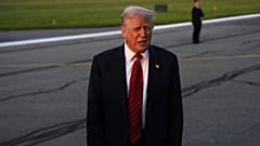Başkan Donald Trump Lehigh Valley Uluslararası Havaalanında Air Force One'a binmeden önce gazetecilerle konuşuyor. 3 Ağustos Allentown.