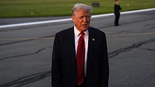 Başkan Donald Trump Lehigh Valley Uluslararası Havaalanında Air Force One'a binmeden önce gazetecilerle konuşuyor. 3 Ağustos Allentown.