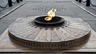 DOSSIER : La tombe du soldat inconnu à l'Arc de Triomphe à Paris, France, lundi 11 novembre 2024