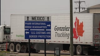 Un camión entra en México desde Estados Unidos por el puente internacional de Pharr el 4 de marzo de 2025, en Pharr, Texas.