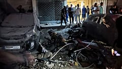 أشخاص يتفقدون سيارات متضررة إثر غارة إسرائيلية في الضاحية الجنوبية لبيروت، لبنان، الثلاثاء 30 يوليو/تموز 2024.