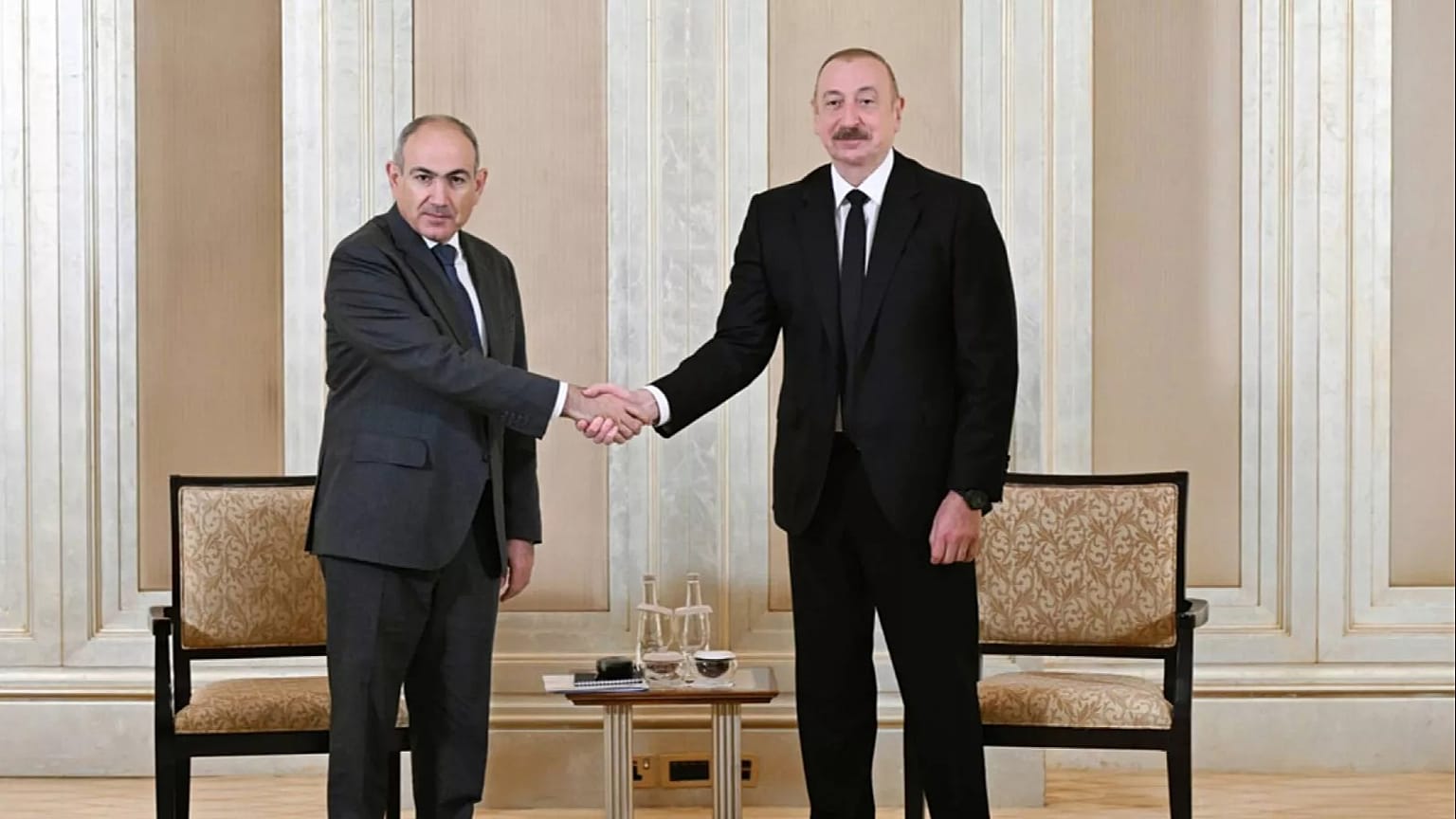 الصورة نشرها المكتب الصحفي الرئاسي الأذربيجاني يوم الخميس، ١٠ يوليو ٢٠٢٥، يظهر الرئيس الأذربيجاني إلهام علييف، ورئيس وزراء أرمينيا نيكول باشينيان، في أبوظبي.