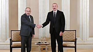 الصورة نشرها المكتب الصحفي الرئاسي الأذربيجاني يوم الخميس، ١٠ يوليو ٢٠٢٥، يظهر الرئيس الأذربيجاني إلهام علييف، ورئيس وزراء أرمينيا نيكول باشينيان، في أبوظبي.
