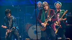 İngiliz müzik grubu Rolling Stones'un eski üyesi Mick Taylor 2013 yılında Glastonbury'deki Pyramid ana sahnesinde performans sergiliyor.