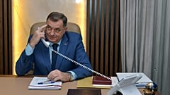 Der bosnische Serbenführer Milorad Dodik telefoniert in seinem Büro in Banja Luka, 29. Dezember 2023