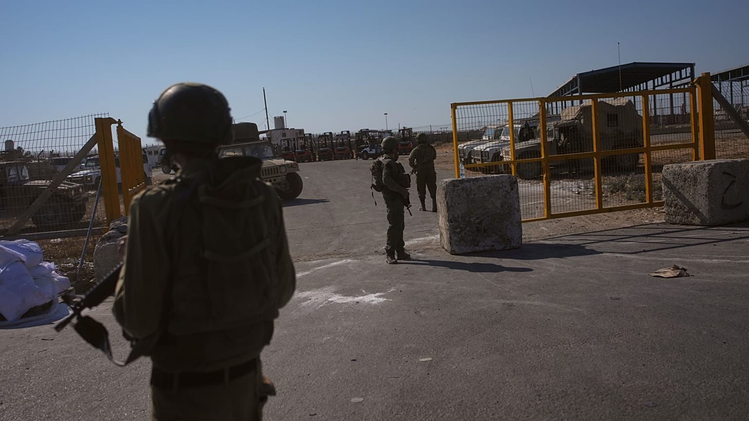 جنود إسرائيليون يظهرون على الجانب الفلسطيني من معبر كرم أبو سالم في قطاع غزة خلال جولة إعلامية نظمها الجيش، الخميس 24 يوليو/تموز 2025.  