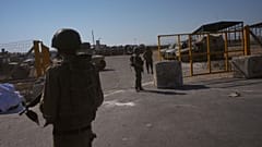 جنود إسرائيليون يظهرون على الجانب الفلسطيني من معبر كرم أبو سالم في قطاع غزة خلال جولة إعلامية نظمها الجيش، الخميس 24 يوليو/تموز 2025.  