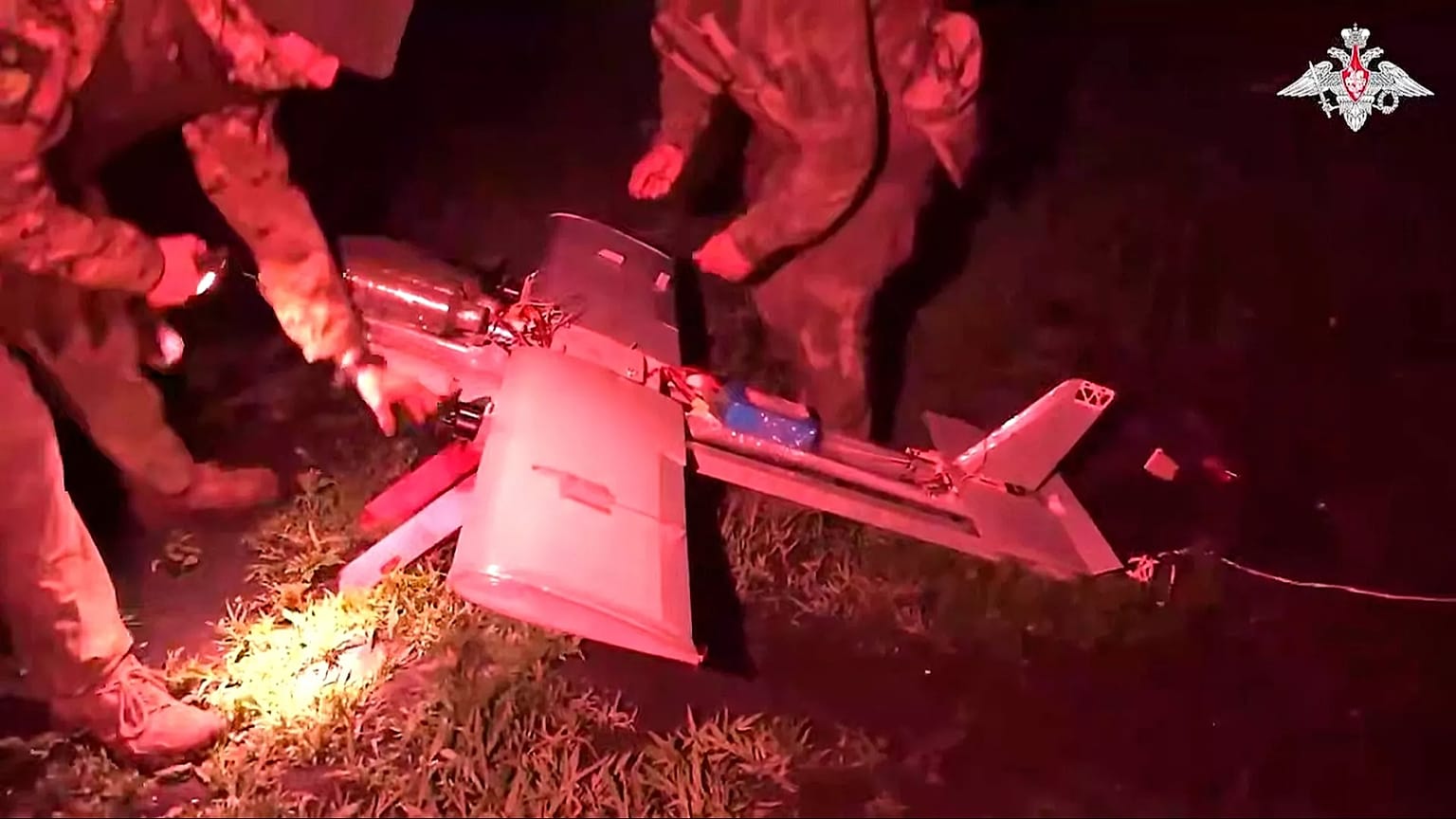 Soldados russos preparam um drone de ataque para voar em direção a posições ucranianas num local não revelado, 18 de julho de 2025