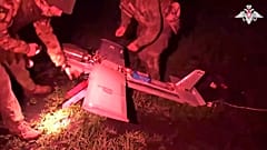 Russische Soldaten bereiten eine Kampfdrohne vor, die ukrainische Stellungen an einem nicht genannten Ort anfliegt, 18. Juli 2025