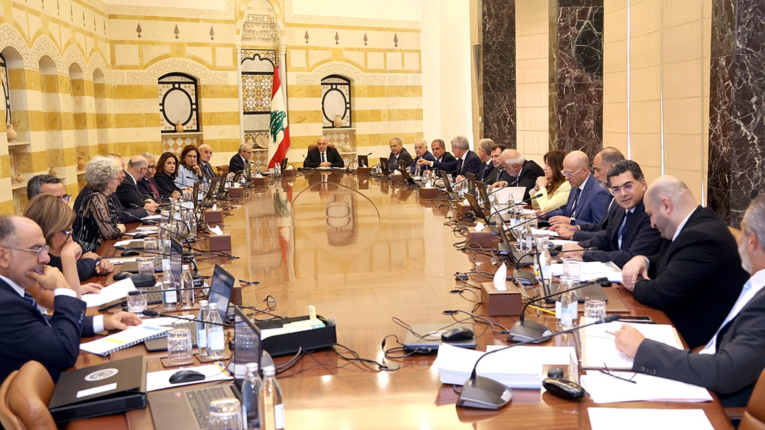  في هذه الصورة التي نشرها المكتب الصحفي لرئاسة الجمهورية اللبنانية، يترأس الرئيس اللبناني جوزيف عون اجتماعًا لمجلس الوزراء الثلاثاء 5 أغسطس/آب 2025.