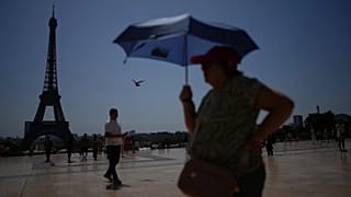 Pessoas caminham na praça do Trocadéro, perto da Torre Eiffel, durante uma vaga de calor, a 2 de julho.
