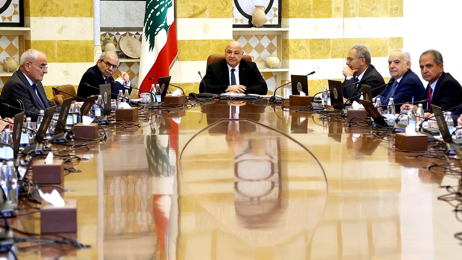  الصورة التي نشرها المكتب الصحفي لرئاسة الجمهورية اللبنانية، يترأس الرئيس اللبناني جوزيف عون اجتماعًا لمجلس الوزراء في بعبدا، شرق بيروت، لبنان، الثلاثاء 5 أغسطس/آب 2025.