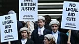 Abogados británicos protestan frente al Tribunal de la Corona de Southwark mientras se manifiestan contra los recortes del Gobierno británico a la asistencia jurídica, en Londres 2014.