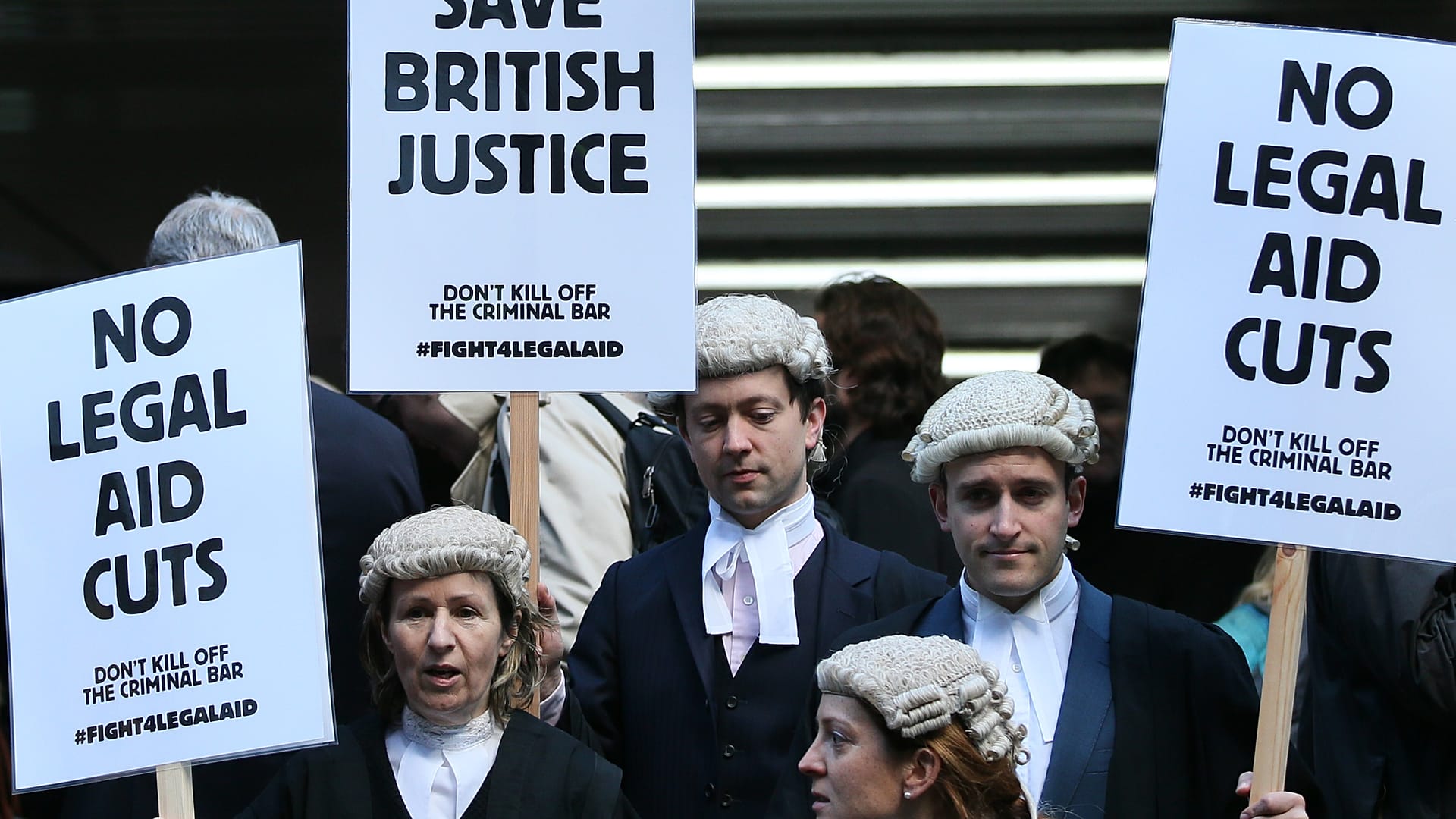 Abogados británicos protestan frente al Tribunal de la Corona de Southwark mientras se manifiestan contra los recortes del Gobierno británico a la asistencia jurídica, en Londres 2014.