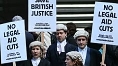 Abogados británicos protestan frente al Tribunal de la Corona de Southwark mientras se manifiestan contra los recortes del Gobierno británico a la asistencia jurídica, en Londres 2014.