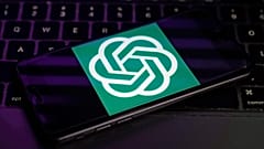  يظهر شعار شركة OpenAI، الشركة المصنعة لبرنامج ChatGPT، على هاتف محمول في نيويورك، يوم الثلاثاء 31 يناير/كانون الثاني 2023