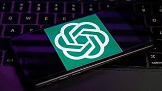 يظهر شعار شركة OpenAI، الشركة المصنعة لبرنامج ChatGPT، على هاتف محمول في نيويورك، يوم الثلاثاء 31 يناير/كانون الثاني 2023