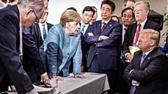 US-Präsident Donald Trump trifft sich mit der deutschen Bundeskanzlerin Angela Merkel und anderen Staats- und Regierungschefs während des G7-Gipfels in Kanada, 2018.