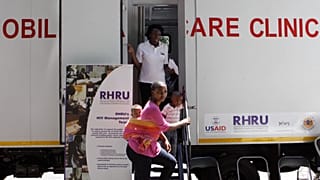 Une femme entre dans une clinique mobile garée dans le centre-ville de Johannesburg, en Afrique du Sud.