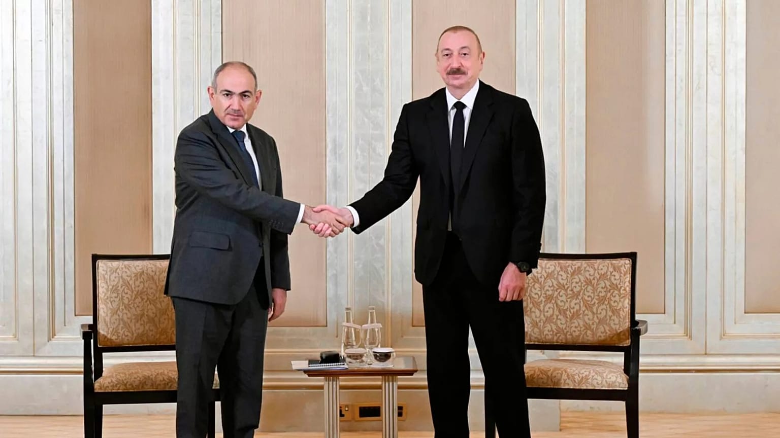 Azerbaycan Cumhurbaşkanı İlham Aliyev, sağda, ve Ermenistan Başbakanı Nikol Paşinyan Birleşik Arap Emirlikleri'nin başkenti Abu Dabi'deki görüşmelerinden önce poz veriyor.