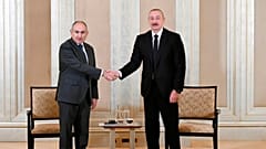 Azerbaycan Cumhurbaşkanı İlham Aliyev, sağda, ve Ermenistan Başbakanı Nikol Paşinyan Birleşik Arap Emirlikleri'nin başkenti Abu Dabi'deki görüşmelerinden önce poz veriyor.
