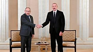 Azerbaycan Cumhurbaşkanı İlham Aliyev, sağda, ve Ermenistan Başbakanı Nikol Paşinyan Birleşik Arap Emirlikleri'nin başkenti Abu Dabi'deki görüşmelerinden önce poz veriyor.