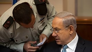 رئيس الوزراء الإسرائيلي بنيامين نتنياهو يتحدث مع إيال زامير، في 28 أبريل 2013.