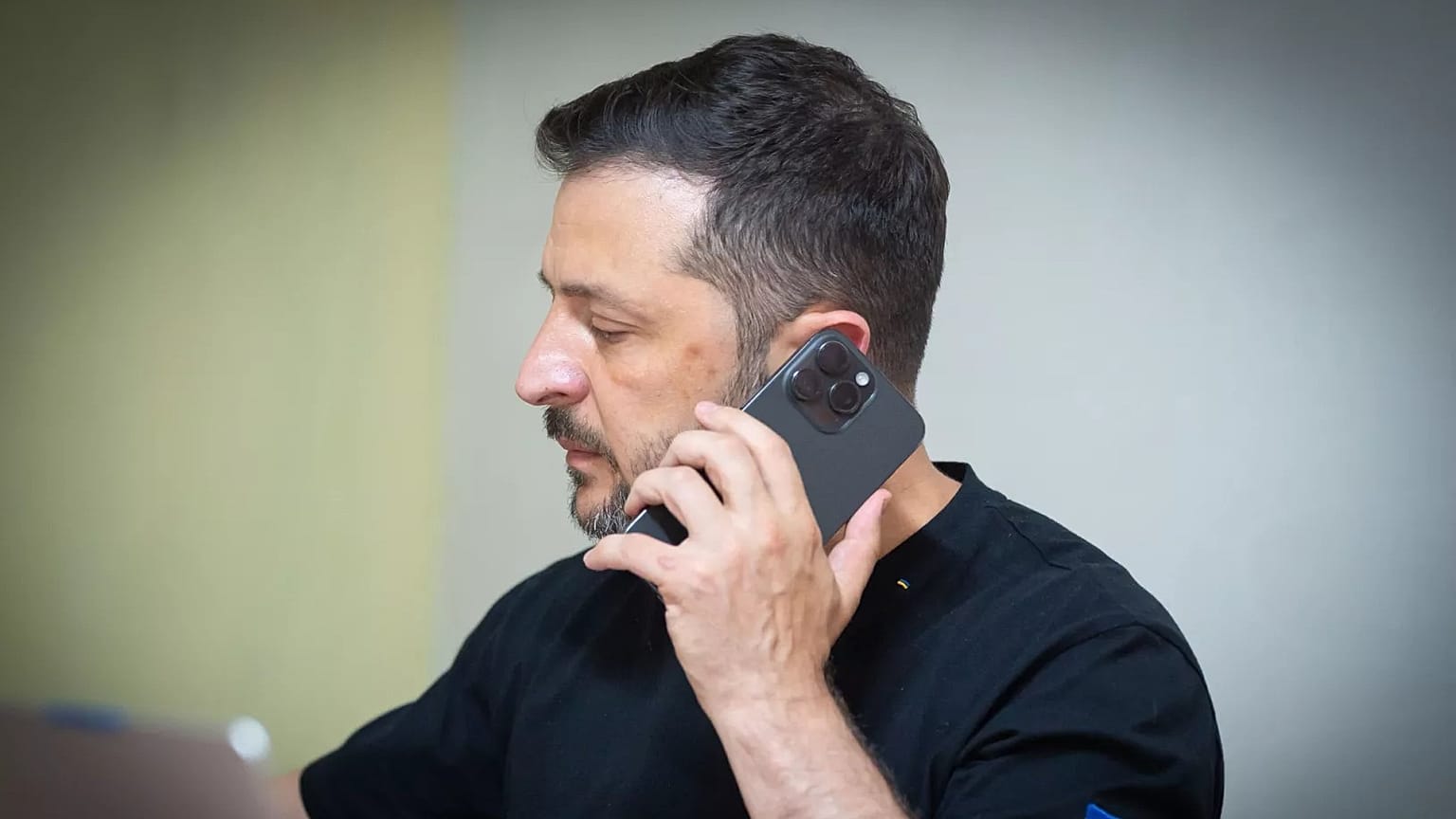 Ukrayna Cumhurbaşkanı Volodimir Zelenskiy, ABD Başkanı Donald Trump ile telefonda görüşürken, 6 Ağustos 2025