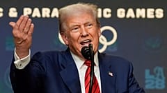 Präsident Donald Trump beantwortet Fragen von Reportern im South Court Auditorium des Eisenhower Executive Office Building auf dem Campus des Weißen Hauses, 5. August 2025