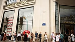 Menschen stehen vor dem Louis Vuitton-Geschäft am 28. Juli 2025 in Paris Schlange.