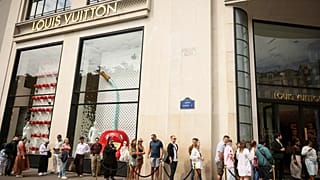 Cola frente a la tienda de Louis Vuitton el 28 de julio de 2025 en París.