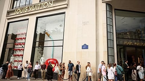 Menschen stehen vor dem Louis Vuitton-Geschäft am 28. Juli 2025 in Paris Schlange.