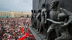 Des partisans de l'opposition biélorusse se rassemblent pour une manifestation devant le bâtiment du gouvernement sur la place de l'Indépendance à Minsk, le 18 août 2020.