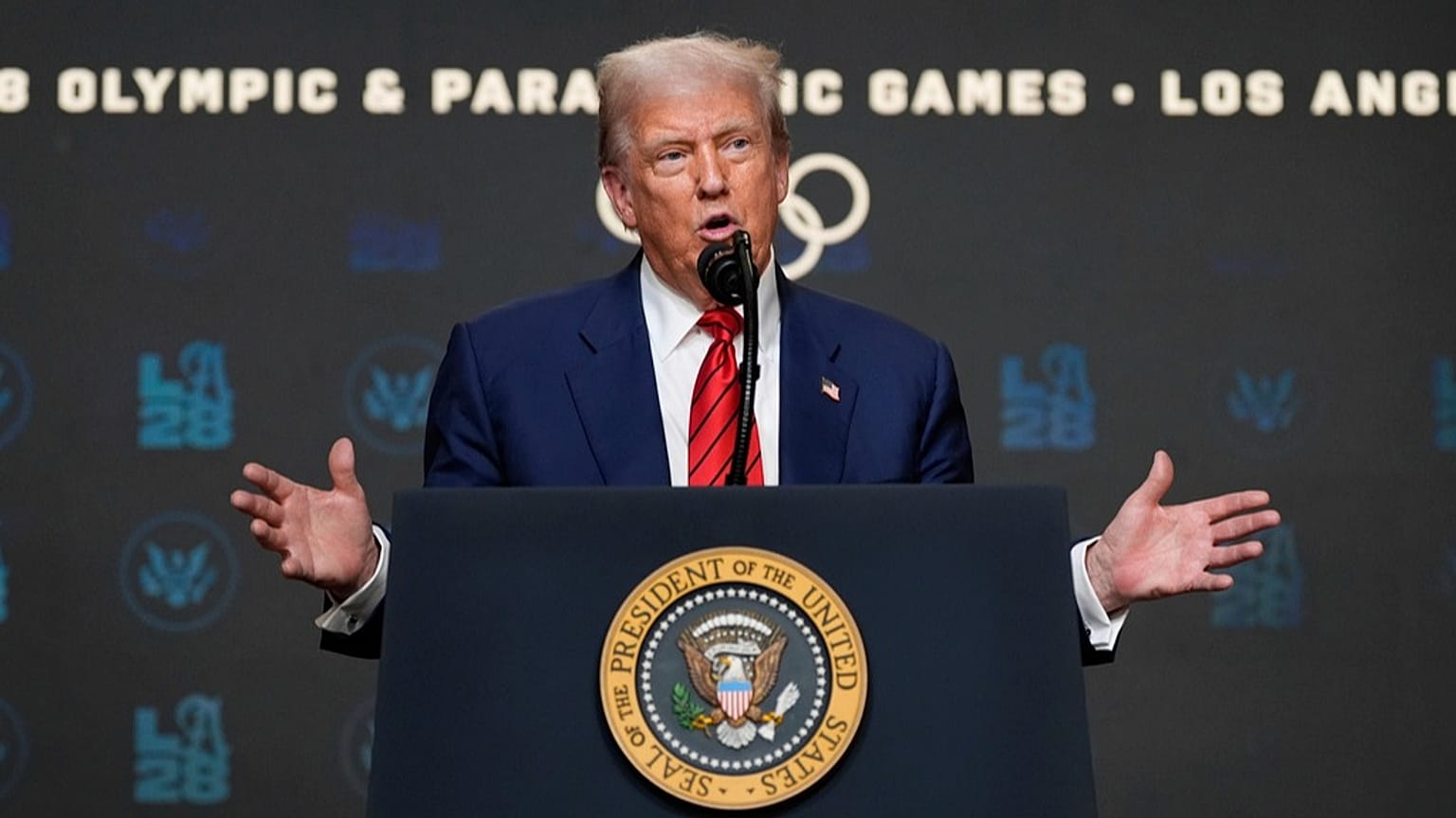 Donald Trump répond aux questions des journalistes après avoir signé un décret concernant les JO de Los Angeles 2028, Washington, le 5 août 2025..