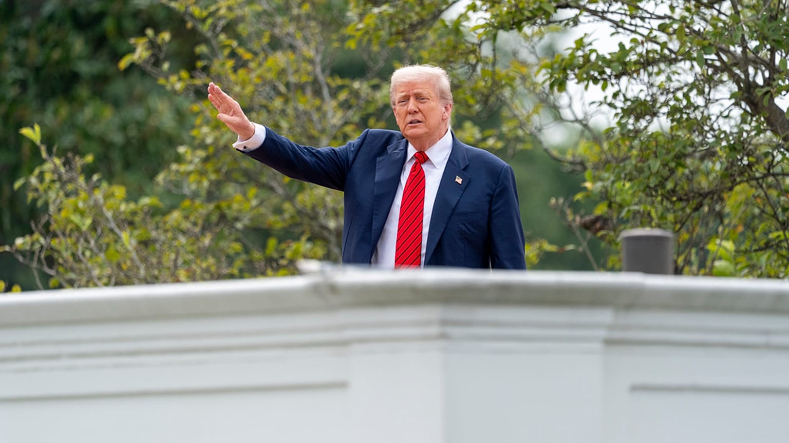 Il presidente ucraino Volodymyr Zelenskyy al telefono con il suo omologo statunitense Donald Trump, 6 agosto 2025