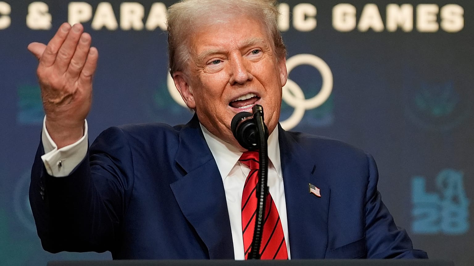 Prezydent Donald Trump odpowiada na pytania dziennikarzy w audytorium South Court w budynku Eisenhower Executive Office Building na terenie Białego Domu, 5 sierpnia 2025 r.