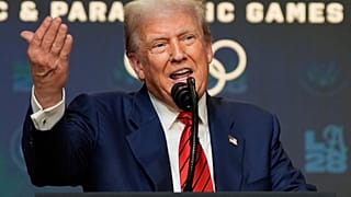Prezydent Donald Trump odpowiada na pytania dziennikarzy w audytorium South Court w budynku Eisenhower Executive Office Building na terenie Białego Domu, 5 sierpnia 2025 r.