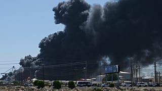 صورة تعبيرية.. تصاعد الدخان بعد غارات بطائرات بدون طيار شنتها قوات الدعم السريع شبه العسكرية استهدفت الميناء الشمالي في مدينة بورتسودان على البحر الأحمر، السودان، 6 مايو/أيار