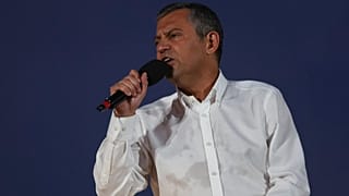 CHP Genel Başkanı Özgür Özel, Aksaray meydanında halka seslenirken, 1 Ağustos 2025
