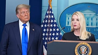 La fiscal general Pam Bondi habla con la prensa mientras el presidente Donald Trump, el viernes 27 de junio de 2025, en la sala de prensa de la Casa Blanca en Washington