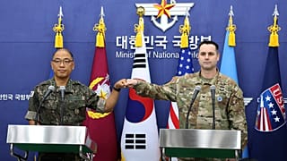 Ο συνταγματάρχης Lee Sung-jun, διευθυντής δημοσίων σχέσεων του Γενικού Επιτελείου της Νότιας Κορέας και ο συνταγματάρχης Ryan Donald, παρακολουθούν την ενημέρωση τύπου της άσκησης Ulchi Freedom Shield 2025, 6 Αυγούστου 2025.