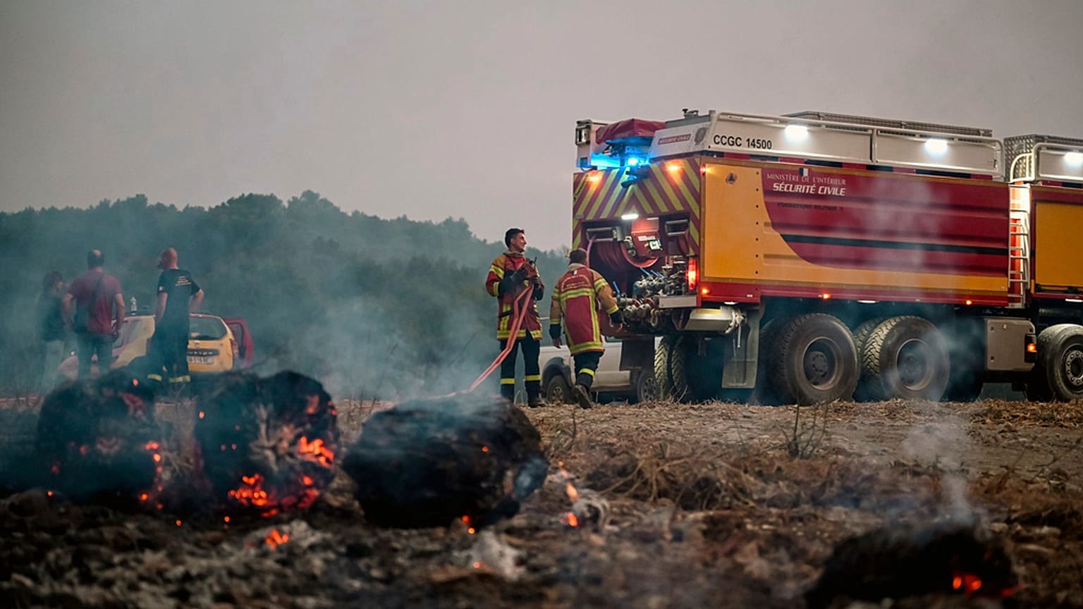 Esta foto, proporcionada por la Securité Civile el jueves 7 de agosto de 2025, muestra a los bomberos de la Securité Civile trabajando en el incendio forestal.