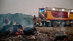 Esta foto, proporcionada por la Securité Civile el jueves 7 de agosto de 2025, muestra a los bomberos de la Securité Civile trabajando en el incendio forestal.