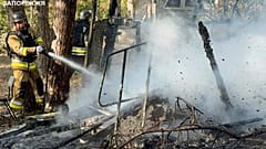 Auf diesem vom ukrainischen Katastrophenschutz zur Verfügung gestellten Foto löschen Feuerwehrleute einen Brand nach einem russischen Angriff in Saporischschja, Ukraine, Mittwoch, 6. August 2025.