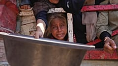 فلسطينيون يكافحون للحصول على الطعام المتبرع به في مطبخ مجتمعي في مدينة غزة، شمال قطاع غزة، السبت 26 يوليو/ تموز 2025.