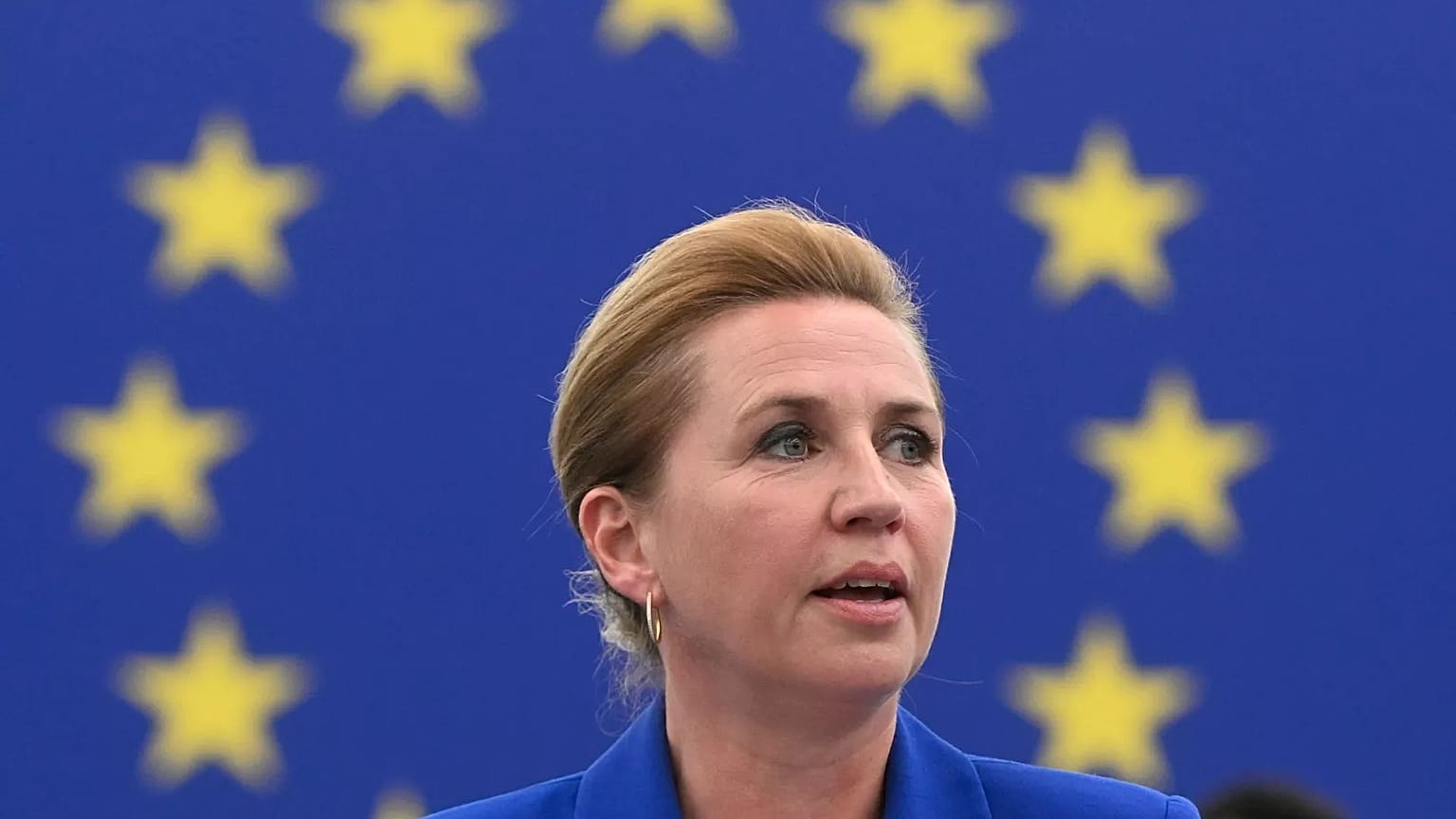 A primeira-ministra dinamarquesa, Mette Frederiksen, discursa no Parlamento Europeu, em Estrasburgo, França, a 8 de julho de 2025.
