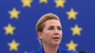 La primera ministra de Dinamarca, Mette Frederiksen, habla en el Parlamento Europeo en Estrasburgo, Francia, el 8 de julio de 2025.