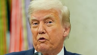 El presidente Donald Trump hace un anuncio sobre Apple en el Despacho Oval. 6 de agosto de 2025.