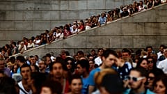 Άνθρωποι συγκεντρώνονται για να παρακολουθήσουν μια πομπή κατά τη διάρκεια των εορτασμών της Virgen de la Paloma, στη Μαδρίτη της Ισπανίας, Παρασκευή 15 Αυγούστου 2014.
